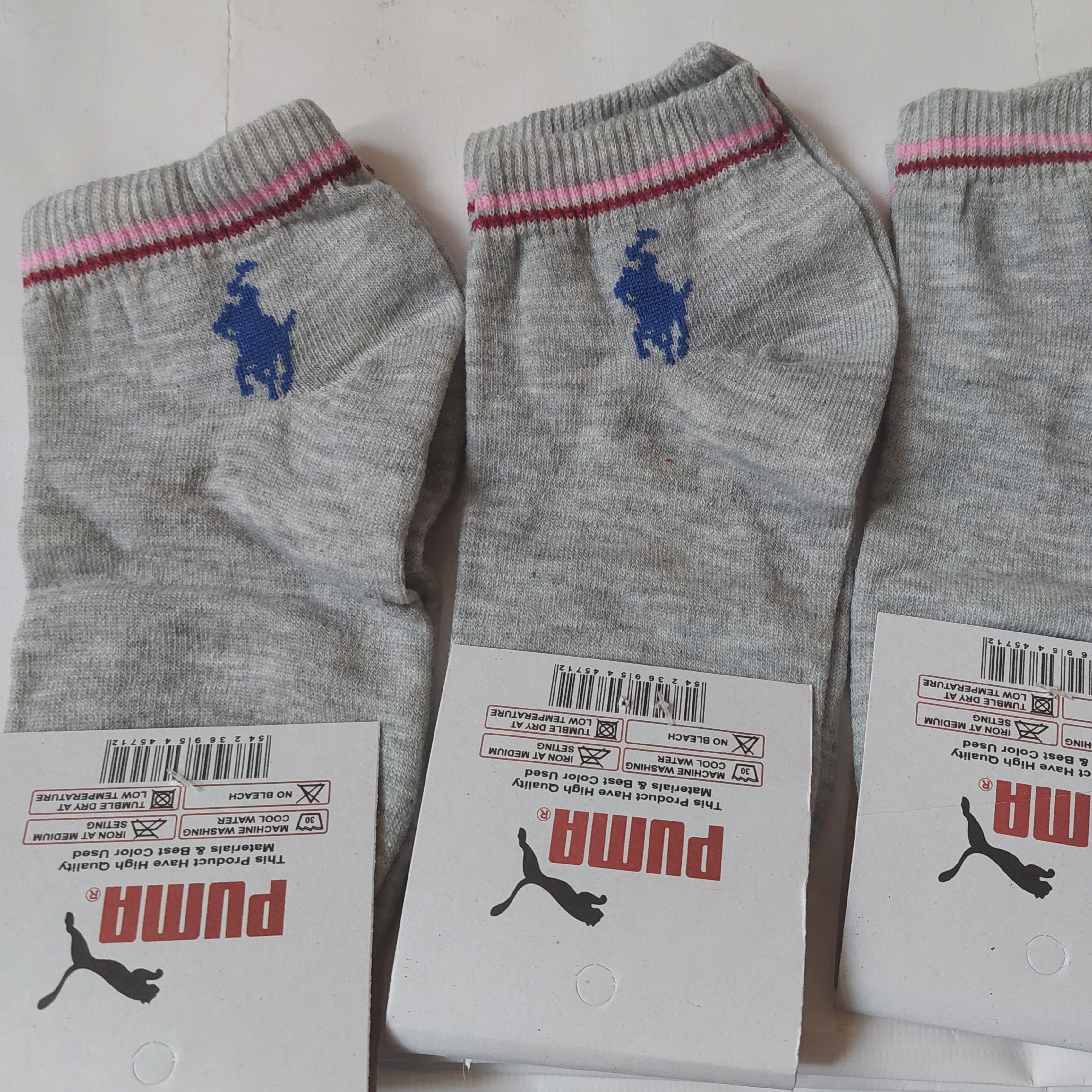 جوراب دخترانه و زنانه و پسرانه جنس پنبه رنگ طوسی فقط سه عدد موجود