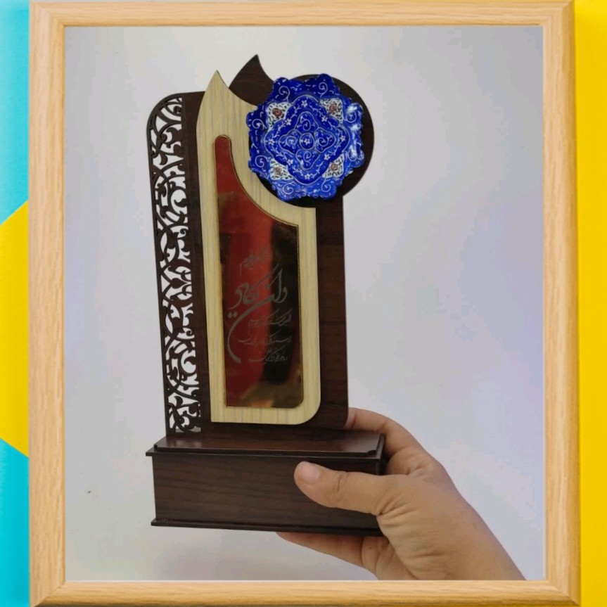 تندیس وان یکاد به همراه بشقاب با قطر 8 سانت در صورت تمایل به سفارش تعداد بالاتر با هماهنگی میتونیم براتون آماده کنیم