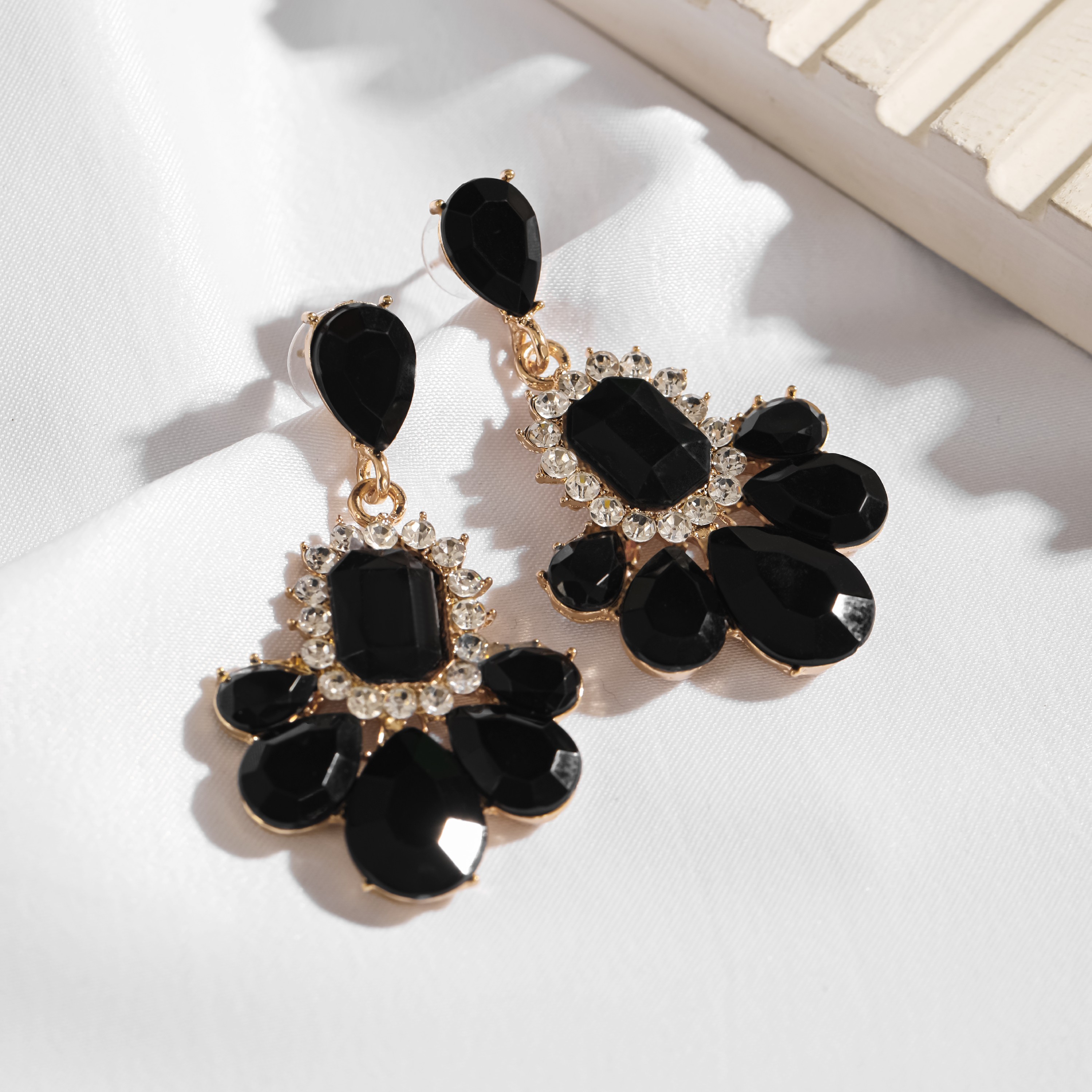 گوشواره مجلسی نگین دار مشکی GE407