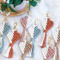 جاسوییچی مکرومه طرح قلب در رنگ بندی و سایز دلخواه قابل سفارش.ی کار شیک و جذاب .برای اویز ماشین .برای هدیه و گیفت نامزدی