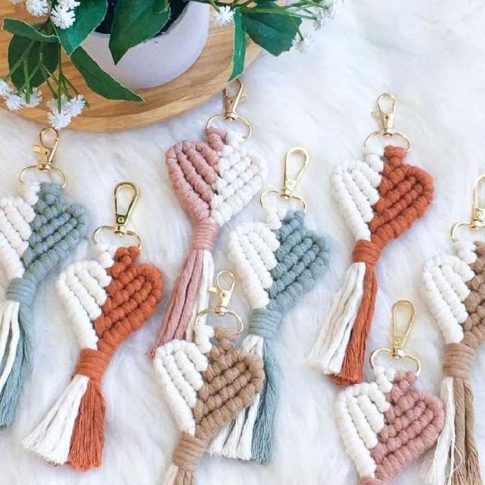 جاسوییچی مکرومه طرح قلب در رنگ بندی و سایز دلخواه قابل سفارش.ی کار شیک و جذاب .برای اویز ماشین .برای هدیه و گیفت نامزدی