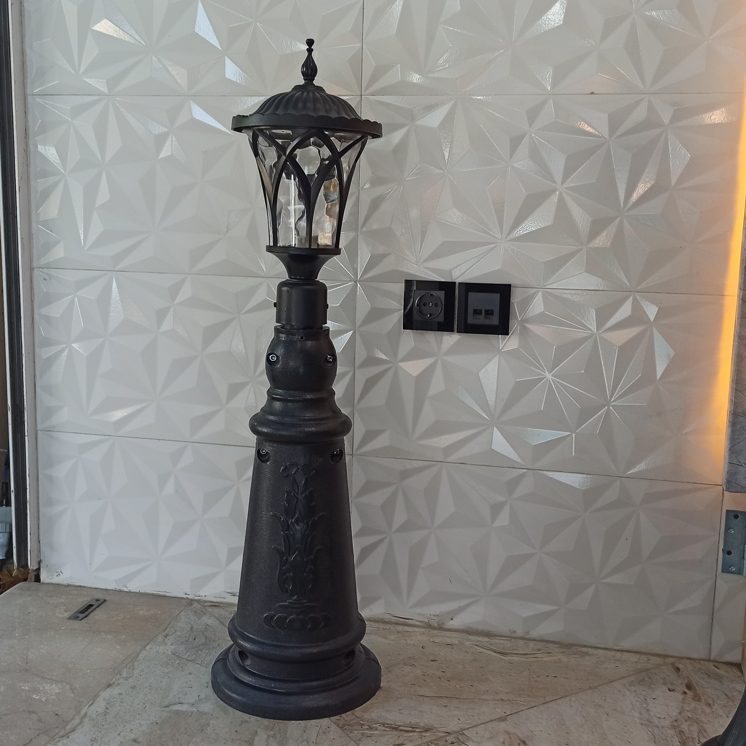 چراغ حیاطی سرلوله مشکی با کاور  مدل کدSk35