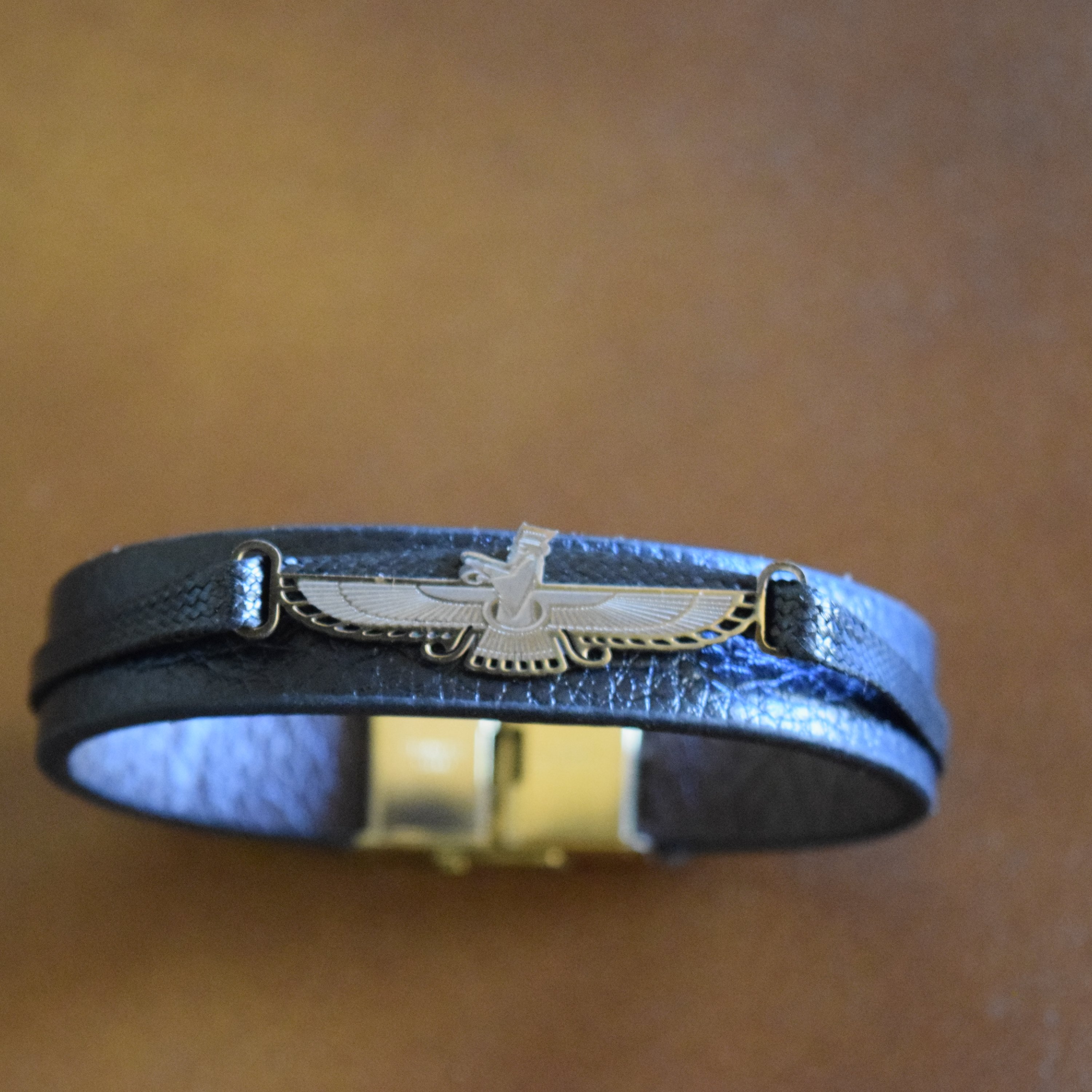 دستبندچرم .چرم طبیعی گاو .پلاک فروهر.رنگ ثابت .بست رنگ ثابت وقابل تنظیم