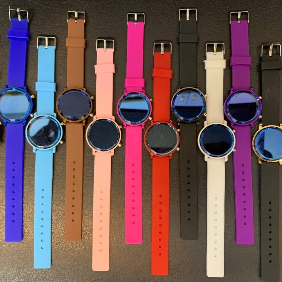 ساعت مچی طرح اپل واچ اسپرت با بند سیلیکونی  و باتری اضافی . 