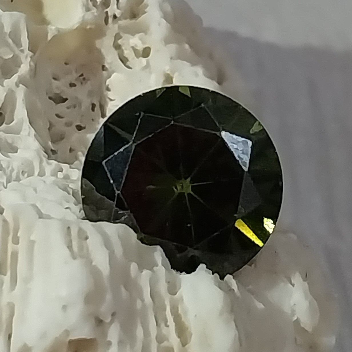 نگین درشت زیرکن جواهری سبز رنگ