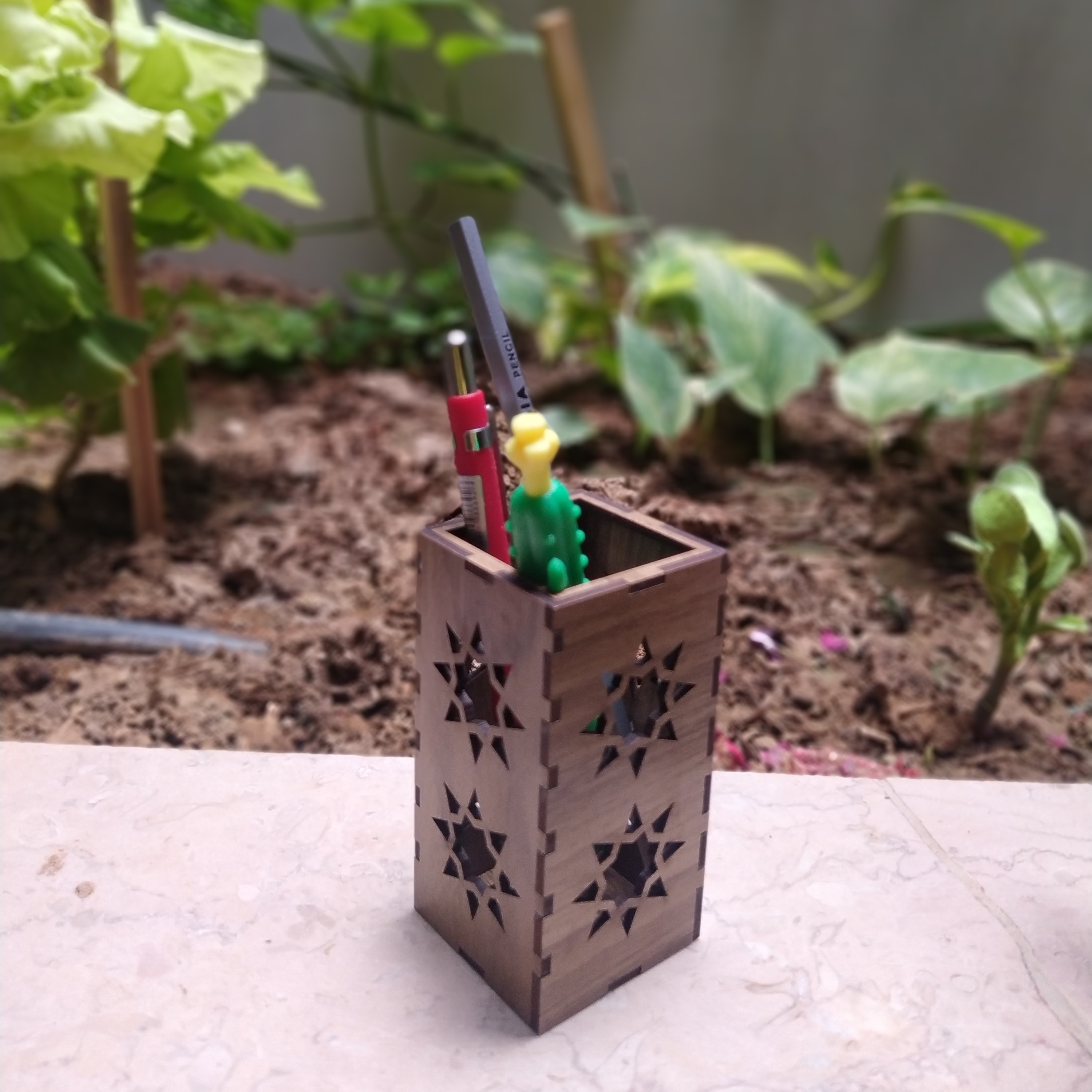 جا مدادی روی میزی چوبی ام دی آف 