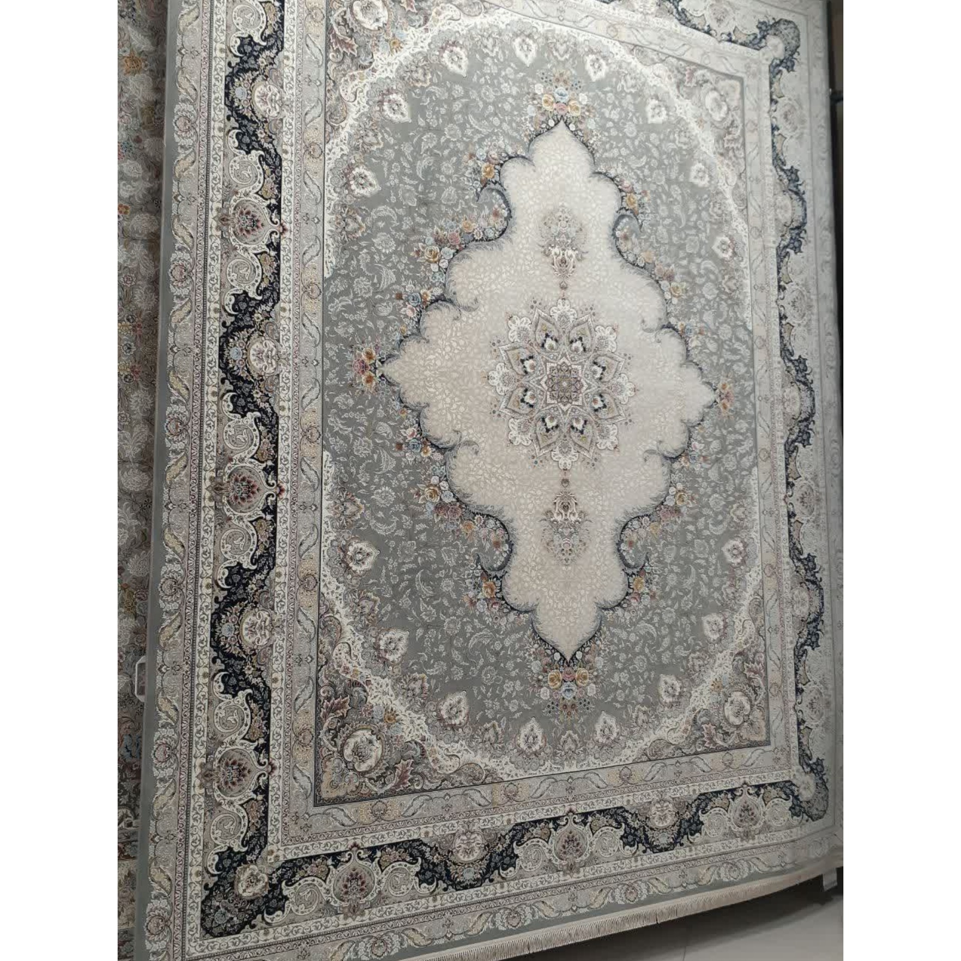 فرش ماشینی 1500 شانه گل برجسته اصل تراکم 4500 طرح سپنتا زمینه طوسی 12 متری جنس اکرولیک