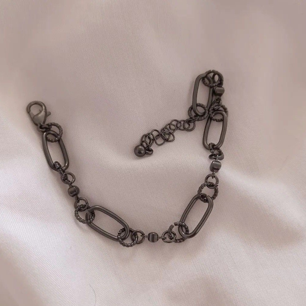 دستبند خوشگل مشکی با قابلیت تغییر سایز و استفاده به عنوان پابند