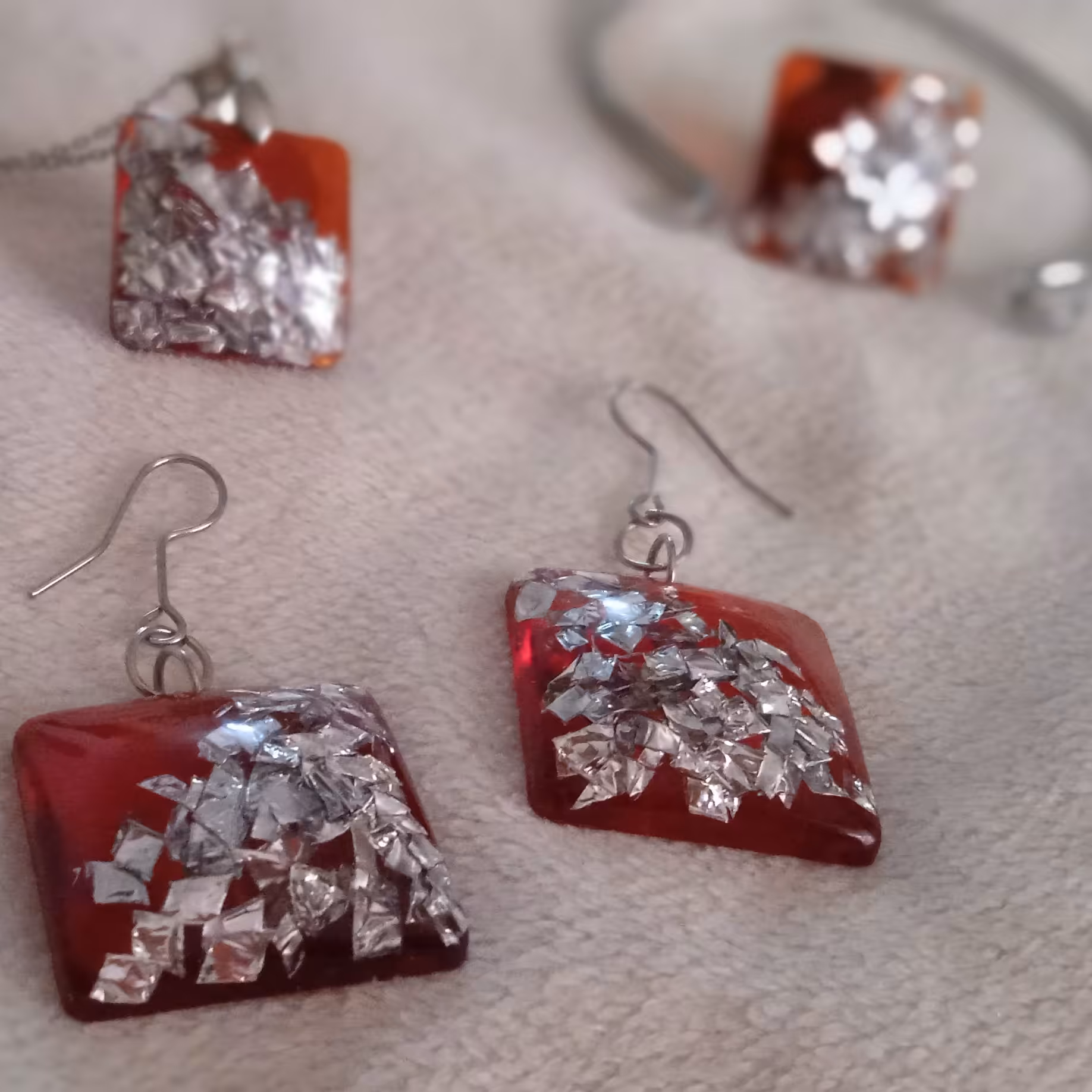 ست دخترانه، زنانه آلبالویی تملم رزینی مربع شکل با تزئینات نقره ای