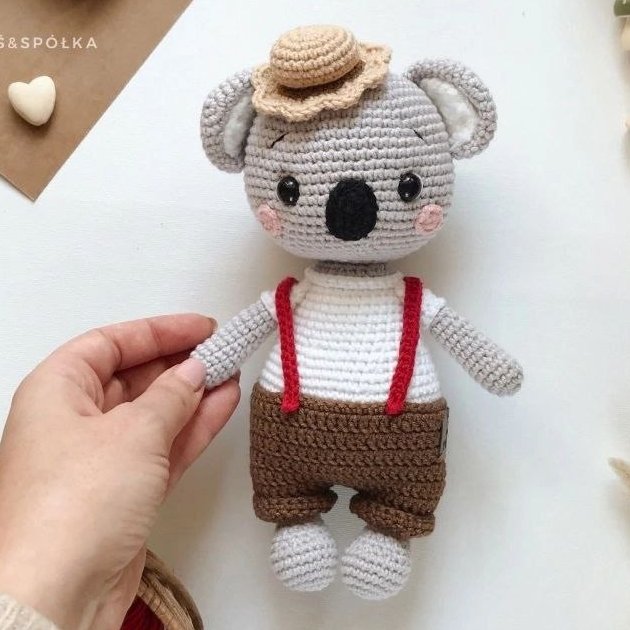 عروسک دستبافت چارلی کوالا با سایز تقریبی 30 سانت و قابل سفارش در رنگبندی دلخواه شما 