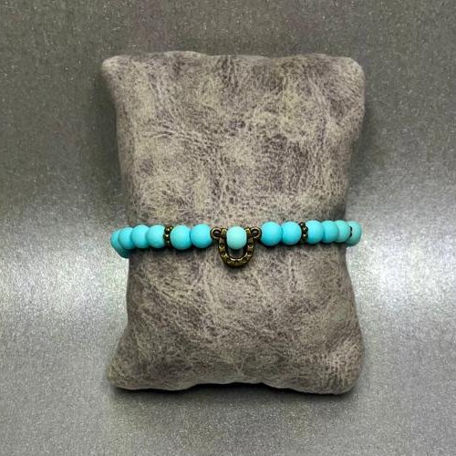 دستبند آسانسوری با مهره های آبی رنگ فسفری و خرج کار برنزی نعل و خرج کار بین مهره ایی