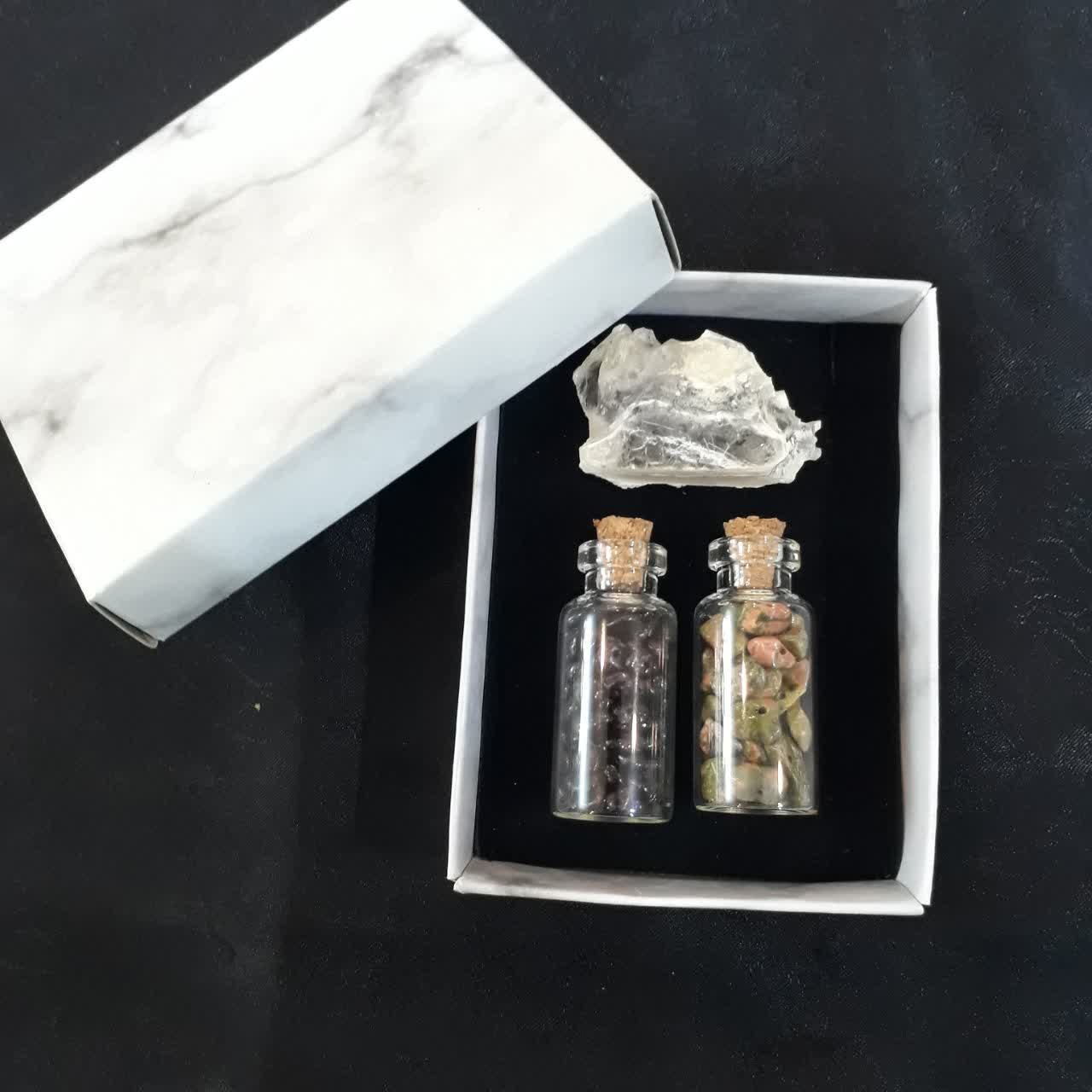 گارنت سرخ و اوناکیت  طبیعی به همراه یک قطعه ژیپس کلکسیونی